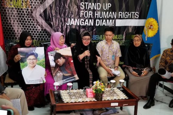 Sambangi Komnas HAM, Ibu Faisal Amir Menangis Ceritakan Kebaikan Sang Anak - JPNN.COM