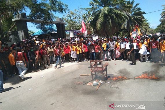 Soal Kematian Mahasiswa saat Demo di Kendari, 6 Polisi Bawa Senjata Api - JPNN.COM