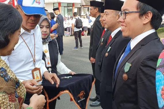 Satyalancana Wira Karya untuk Presiden Bukalapak Muhamad Fajrin Rasyid - JPNN.COM