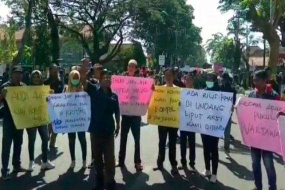 Aksi Solidaritas: Kecam Tindakan Represif Oknum Polisi pada Jurnalis Saat Demo Mahasiswa - JPNN.COM