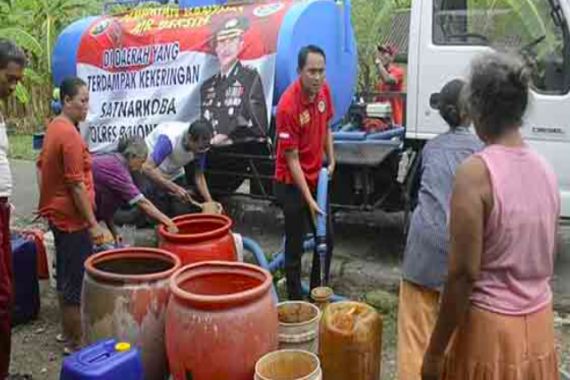 Kasatreskoba Datang Bawa Tangki, Warga Langsung Rebutan Bawa Ember - JPNN.COM