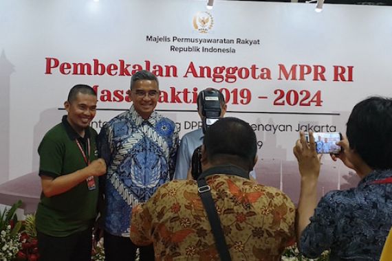 Lihat, Farhan jadi Rebutan Foto Selfie Pegawai MPR - JPNN.COM