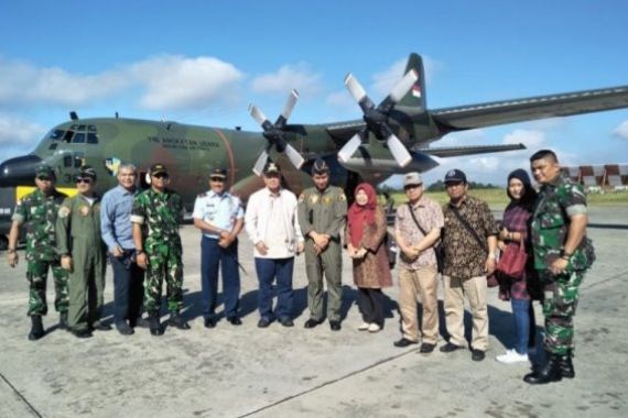 TNI Bantu Evakuasi Perantau Minang dari Wamena ke Jayapura - JPNN.COM