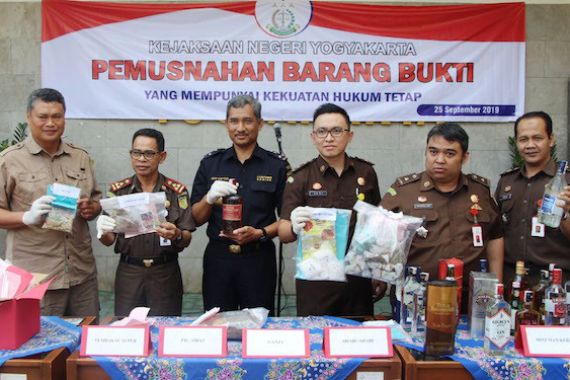 Bea Cukai dan Kejari Yogyakarta Memusnahkan Ribuan Barang Ilegal - JPNN.COM