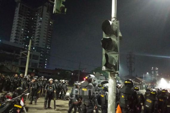 Menyedihkan, Beginilah Akibat Demo Ricuh di Jalan Raya Pejompongan - JPNN.COM