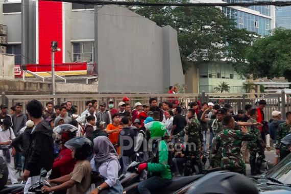 Demo Dijaga Ketat TNI, Tak Ada Pelajar yang Berani Lempar Batu dan Ricuh di Slipi Petamburan - JPNN.COM