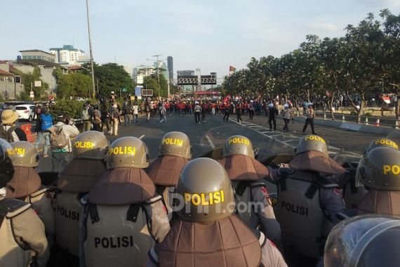 Demo Sampai Sore Lagi, Massa Lemparkan Batu ke Deretan Polisi - JPNN.COM