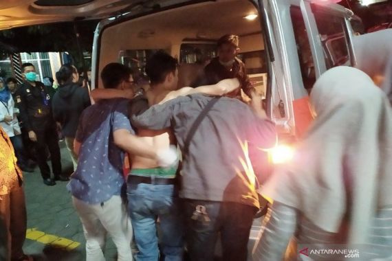 Demo Rusuh, Ratusan Mahasiswa Dilarikan ke Rumah Sakit - JPNN.COM