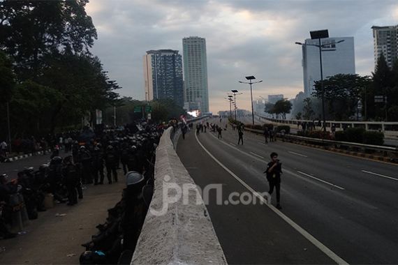 Polisi Tembakkan Gas Air Mata, Massa Masih Belum Bubar - JPNN.COM