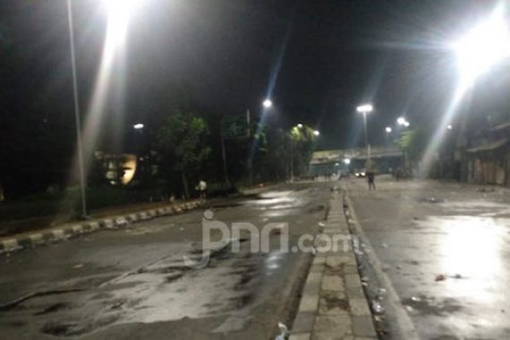 Situasi Terkini Jalan Raya Pejompongan Usai Bentrok Pedemo dengan Polisi - JPNN.COM