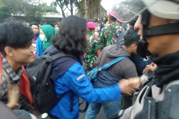 Bikin Adem, BEM SI Bersalaman dengan Polisi Usai Unjuk Rasa - JPNN.COM
