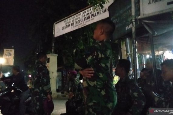 Lihat nih, Polsek Palmerah Dijaga Ketat Sejumlah Anggota TNI AL - JPNN.COM