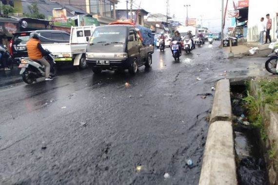 Tiba-Tiba Air Berwarna Hitam Pekat Membanjiri Jalan Raya Puncak Bogor - JPNN.COM