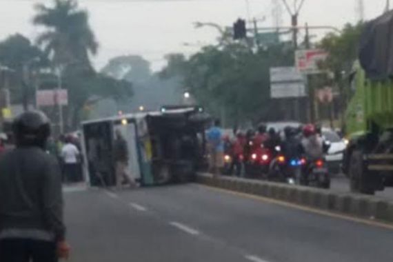 Sopir Ngantuk, Bus Tabrak Separator Jalan dan Mobil Pikap, Dua Orang Tewas - JPNN.COM