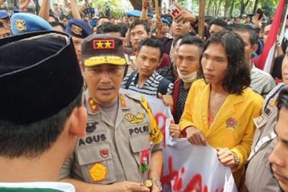 Kapoldasu Soal Nasib 5 Oknum Polisi Pelaku Pemukulan Saat Demo di Gedung DRPD Sumut - JPNN.COM