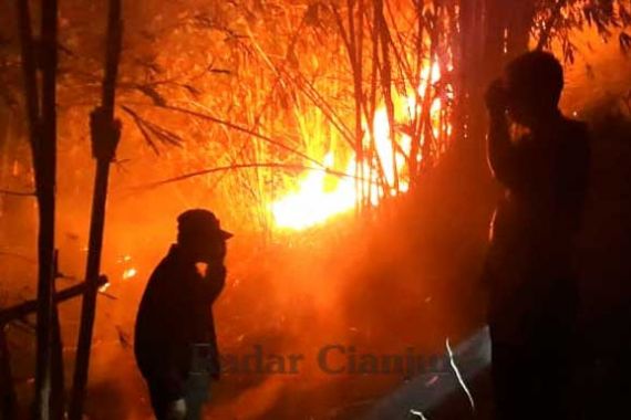 Abah Maman Terjebak di Tengah Kobaran Api yang Membakar Lahan Perkebunan - JPNN.COM