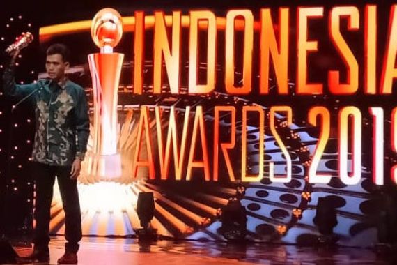 Deputi Kemenpora Asrorun Niam Raih Penghargaan Indonesia Award 2019 - JPNN.COM