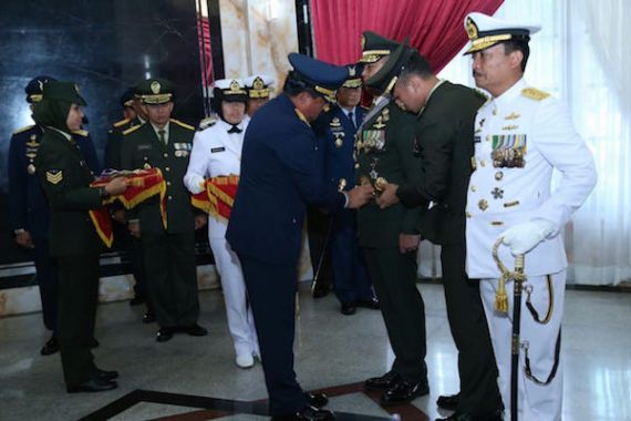 Jenderal Andika Terima Bintang Kehormatan Utama dari Panglima TNI - JPNN.COM
