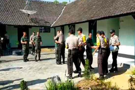 Detik-Detik Menegangkan, Polisi Masuk ke Kantor Koramil Kemudian Saling Berpelukan - JPNN.COM