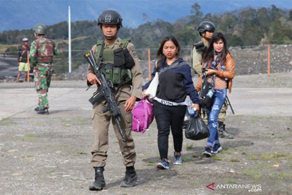 Pendatang di Ilaga Papua Mengungsi, Trauma Mendengar Bunyi Senjata Setiap Hari - JPNN.COM