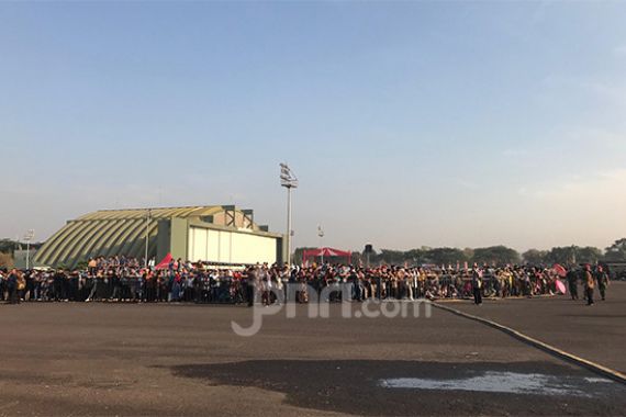 Ribuan Warga Rela Berjemur Demi Saksikan Parade HUT ke-74 TNI - JPNN.COM