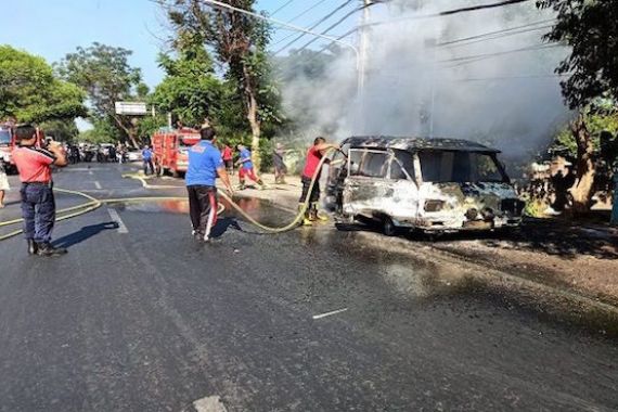 TRAGIS! Mobil Angkot Dalam Kota Ludes Terbakar, Pak Sopir Bilang Begini - JPNN.COM