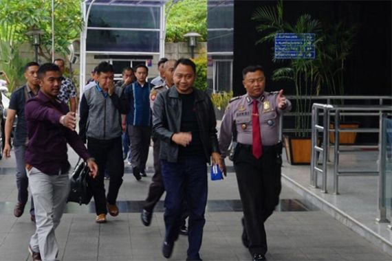 Warga Merayakan Penangkapan Bupati Lampung Utara dengan Potong Kambing - JPNN.COM