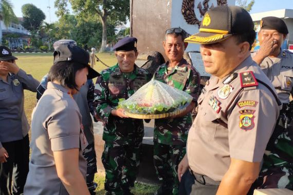 HUT TNI, Lanal Denpasar Dapat Kejutan dari Kapolsek - JPNN.COM
