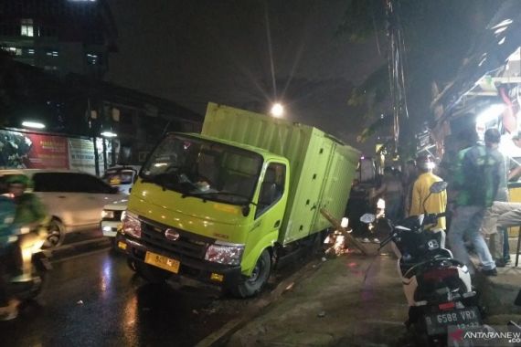 Truk Terjebak Jalan Ambles di Palmerah saat Jakarta Diguyur Hujan Deras - JPNN.COM