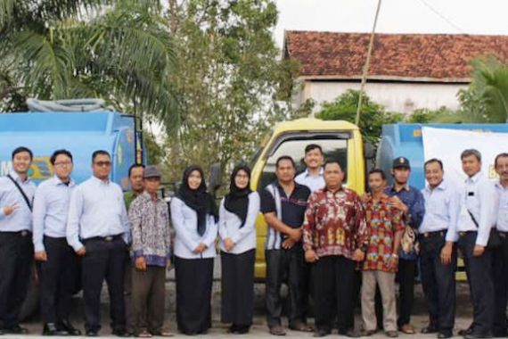 Bea Cukai Sampit Salurkan Air Bersih ke Masyarakat Kalimantan - JPNN.COM