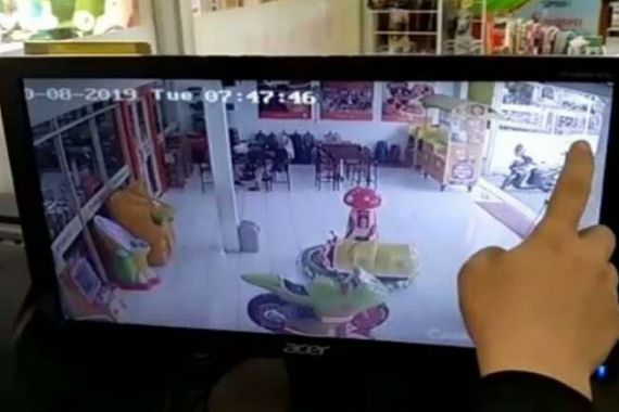 Heboh Anak TK di Tasikmalaya Diduga Diculik Pria Tak Dikenal, Terekam CCTV - JPNN.COM