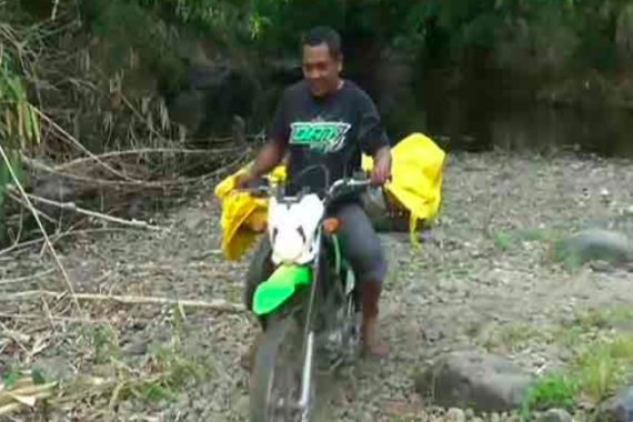 Aksi Heroik, Aipda Zakki Evakuasi Mayat Perempuan dengan Motor dari Hutan - JPNN.COM
