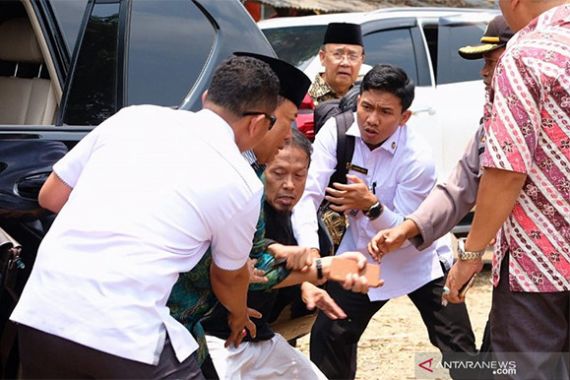 Kesaksian Pak Irsyad, Orang yang Semobil dengan Wiranto Sebelum Penusukan - JPNN.COM