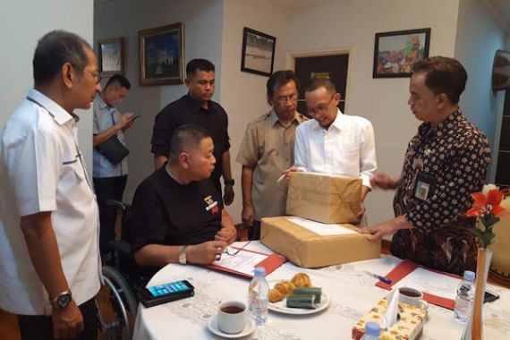 HB Center Serahkan Bantuan untuk Warga Terdampak Asap di Riau - JPNN.COM