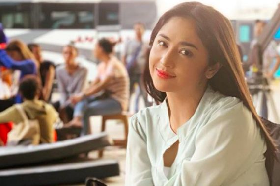 Meldi Dikabarkan Bakal Ikut Ajang Putri Kecantikan, Dewi Perssik Bilang Gini - JPNN.COM