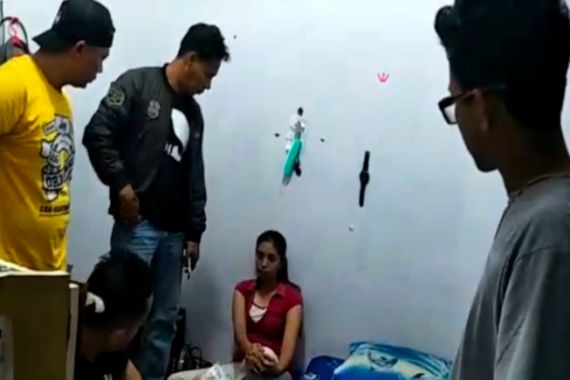 Dua Janda Muda Ini Sedang Asyik Dalam Kamar Saat Polisi Datang - JPNN.COM