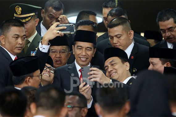 Candaan Jokowi ke Surya Paloh Bisa Berujung Reshuffle Kabinet - JPNN.COM