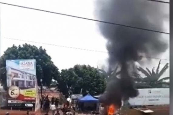 Dua Kelompok Massa Bentrok Rebutan Lahan di Bogor, 6 Motor Dibakar, Beberapa Orang Luka-Luka - JPNN.COM