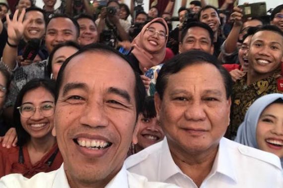 Pak Prabowo Lirik Presiden Jokowi Sambil Bicara Andai Gerindra Tak Masuk Kabinet - JPNN.COM
