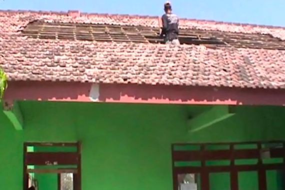 Atap Sekolah Tiba-Tiba Ambruk, Para Siswa Terpaksa Dipindahkan - JPNN.COM
