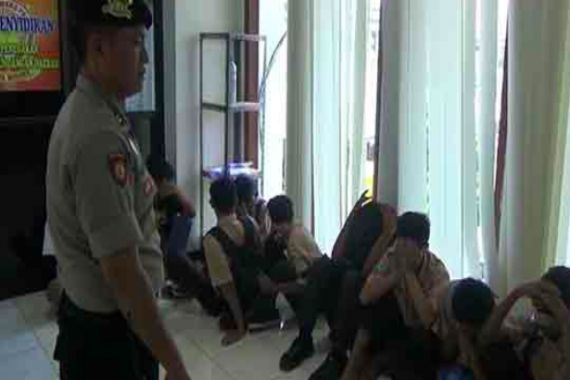 Operasi Sayang, Puluhan Pelajar Lari Kocar-Kacir TNI-Polri Datang - JPNN.COM