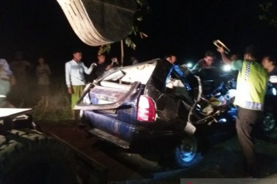 Mobil Tertimpa Pohon Tumbang di Situbondo, Tiga Penumpang Tewas - JPNN.COM