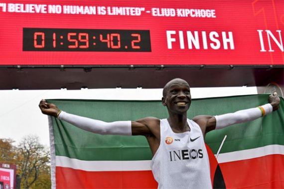 Sambil Tersenyum, Eliud Kipchoge jadi Manusia Pertama yang Lari Maraton Kurang dari 2 Jam - JPNN.COM