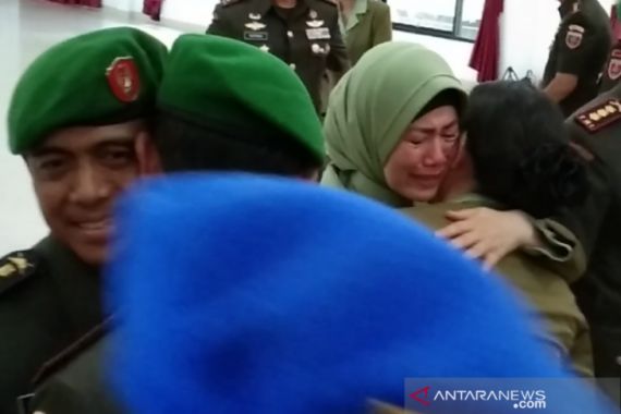 Istri Eks Dandim Kendari yang Nyinyir Soal Wiranto Ditusuk Menangis saat Suami Sertijab - JPNN.COM