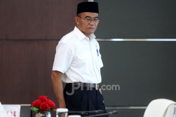 Tolong Pak Menteri, Jangan Hanya Guru Honorer yang Diperhatikan - JPNN.COM