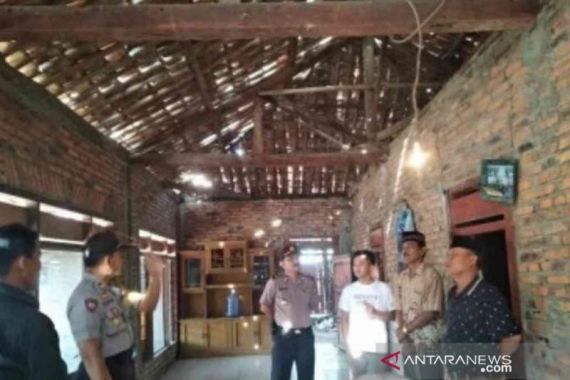 Pemuda di Bekasi Ditemukan Tergantung di Rumah Kosong Usai Bercanda di Pos Ronda - JPNN.COM