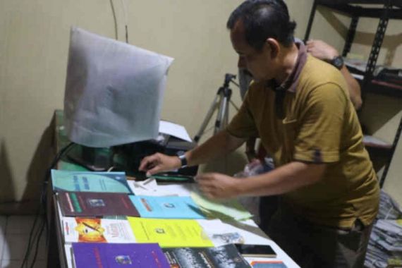 Buku-Belati Diamankan dari Rumah Terduga Teroris Jaringan JAD di Cirebon - JPNN.COM