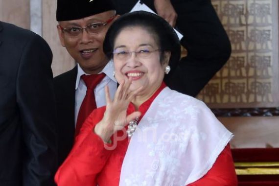 Ciieeee, Surya Paloh dan Megawati Langsung Berjabat Tangan Akrab di Kongres II Nasdem - JPNN.COM