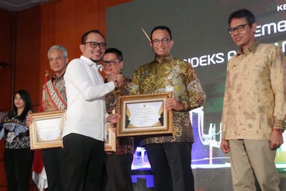 Menaker Hanif Dhakiri Serahkan Penghargaan IPK 2019 - JPNN.COM