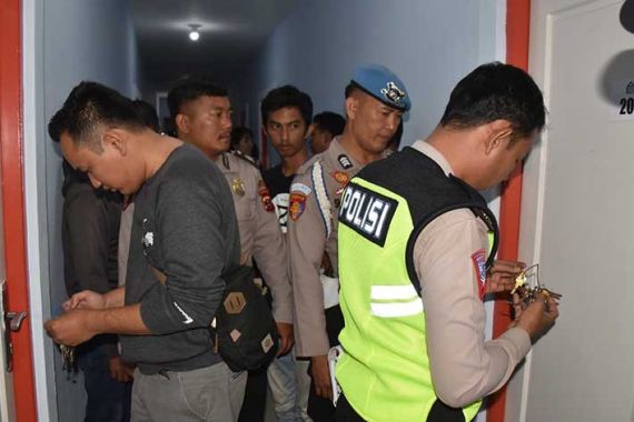 Lagi Asyik Berduaan di Kamar Penginapan Digedor Polisi, Ya Gitu Deh... - JPNN.COM